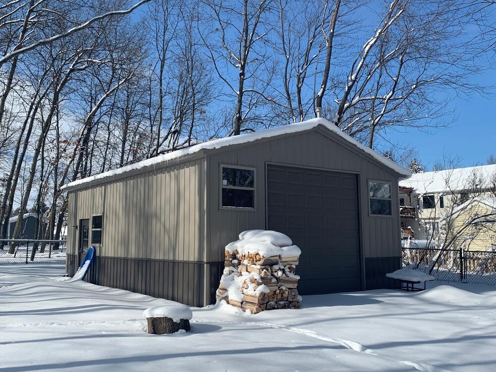 1 car garage w/ vertical roof and sides